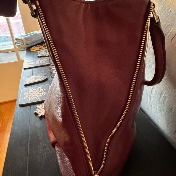 EUC Michael Kors Vanessa medium leather shoulder tote bag in a burgundy - Picture 11 of 17